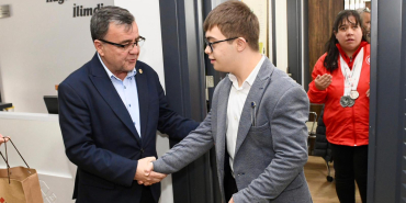 8e086b8b-53ff-4b98-bf0f-bd2077757a1b